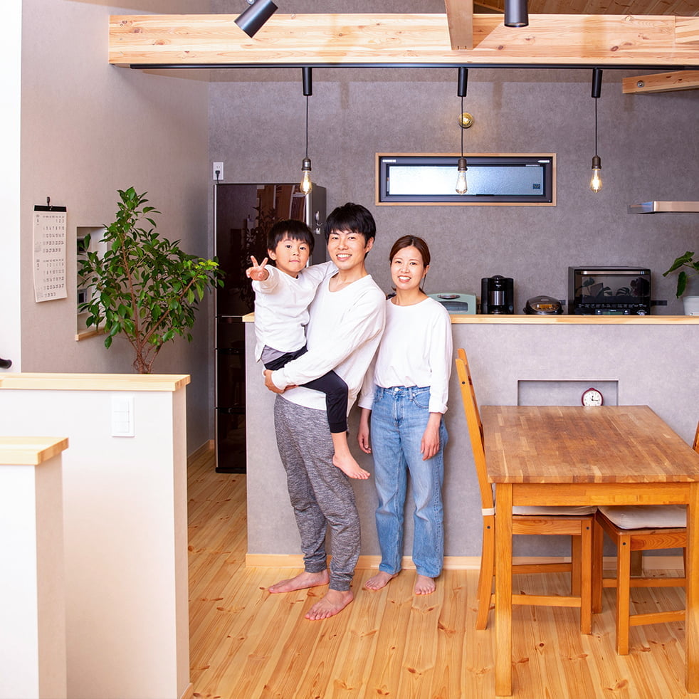 自宅で家族と集合写真